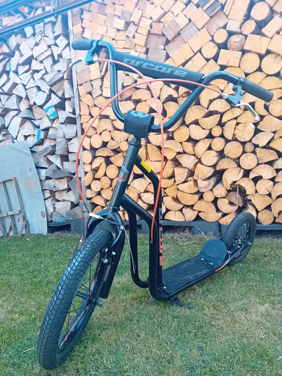 Kolobežka s nafukovacími kolesami.