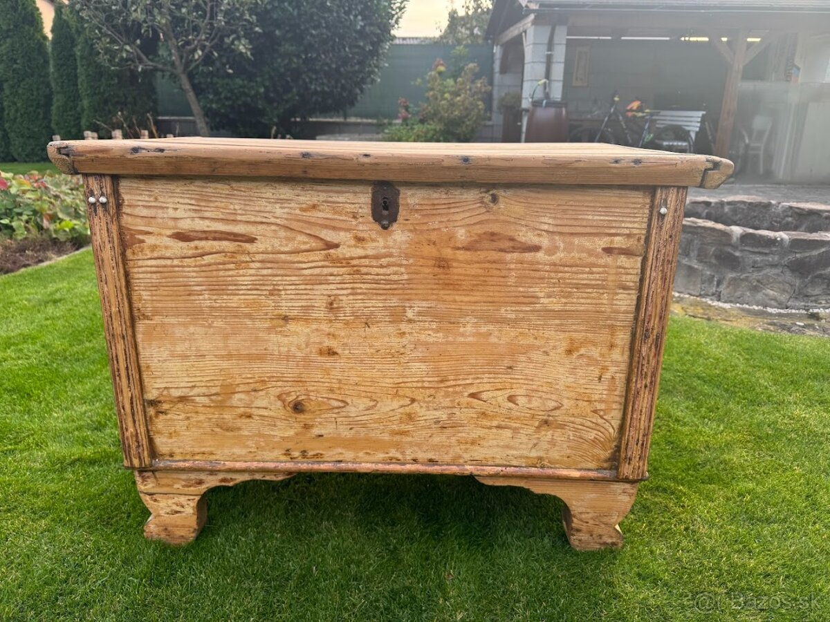 Stará drevená truhlica