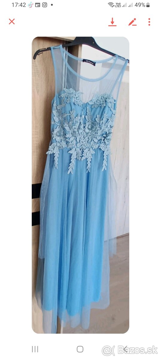 Bledomodré šaty
