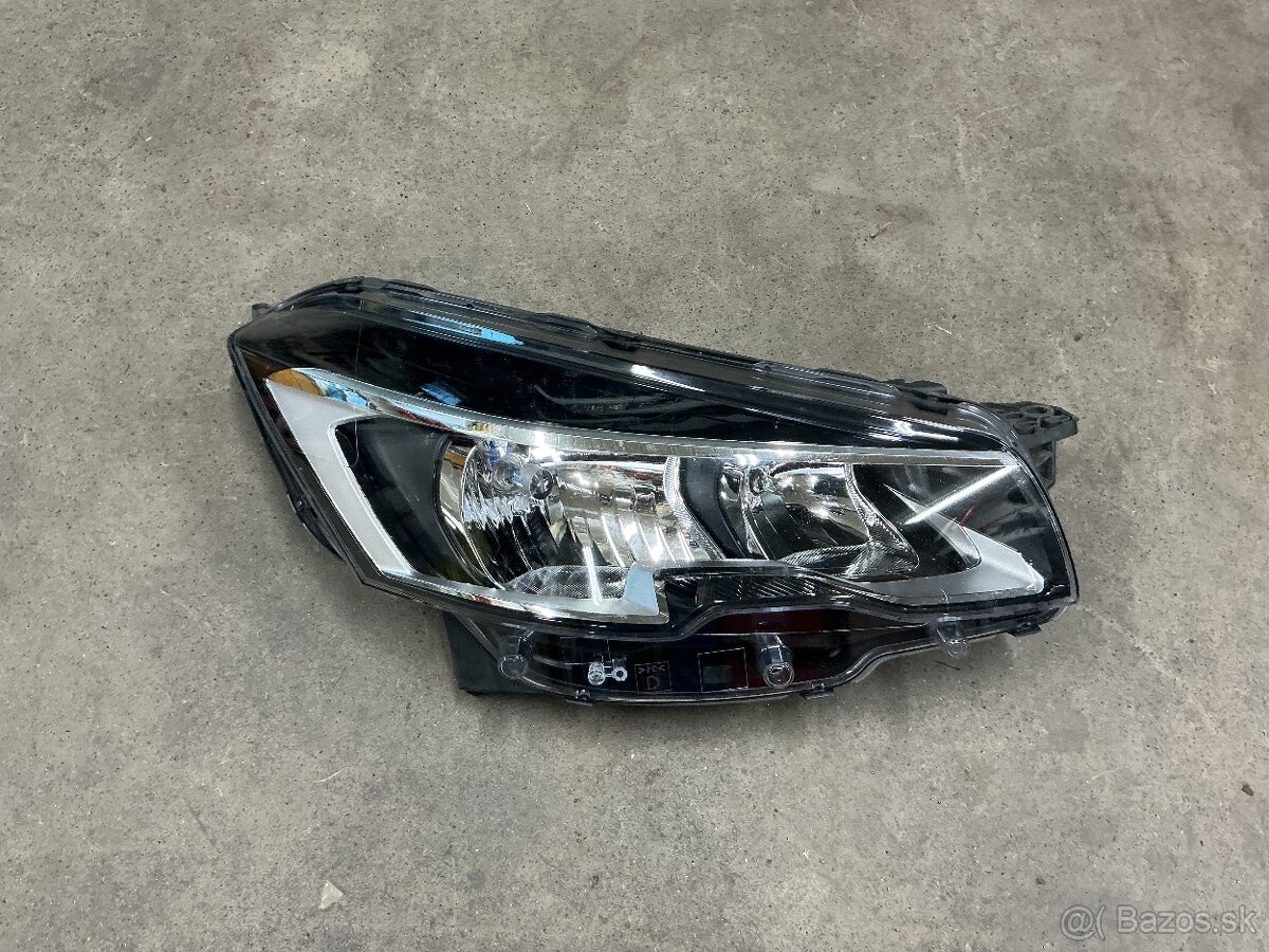 Peugeot 508 facelit - pravé světlo.