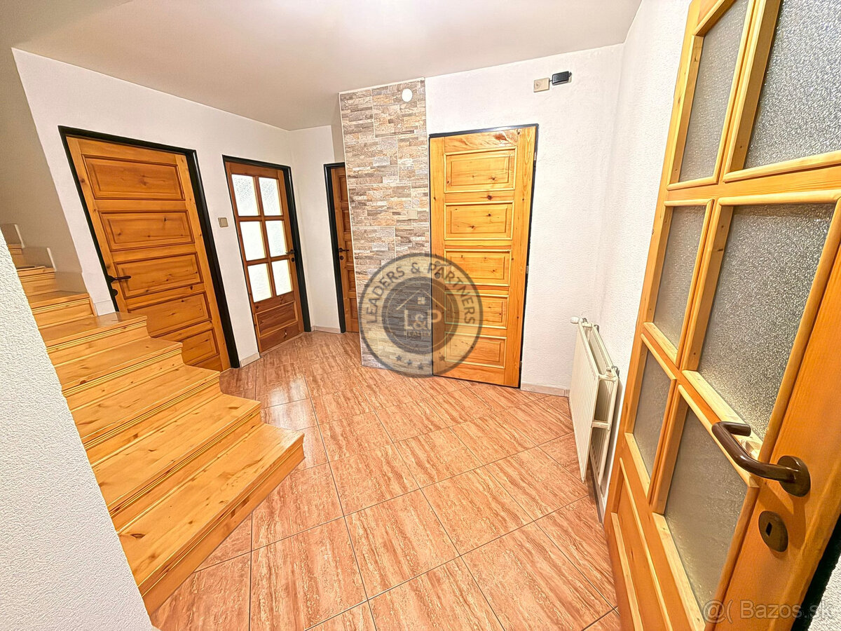 NA PREDAJ - Priestranný 6 izbový dom s garážou v Sabinove