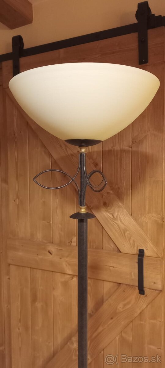 Vidiecka stojacia lampa