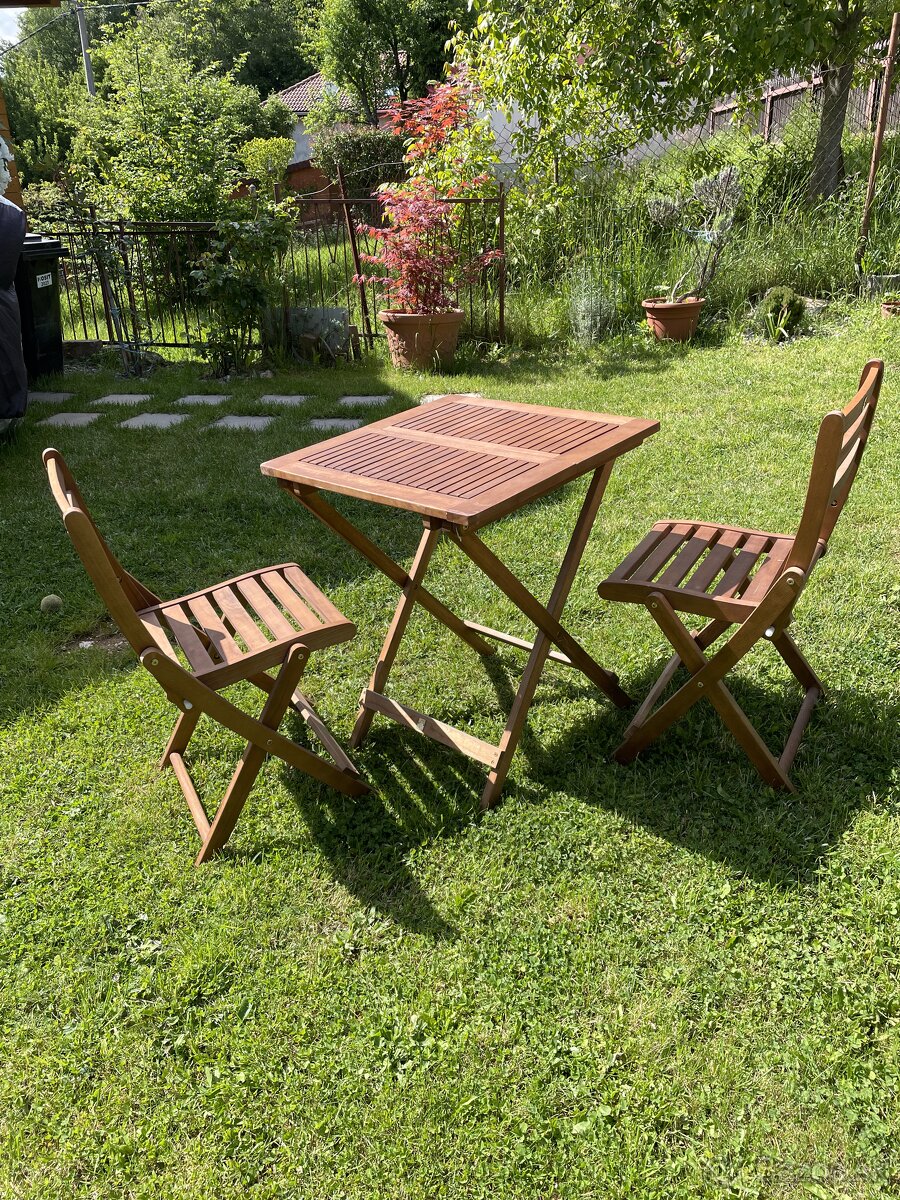 Drevený záhradný alebo balkónový nábytok