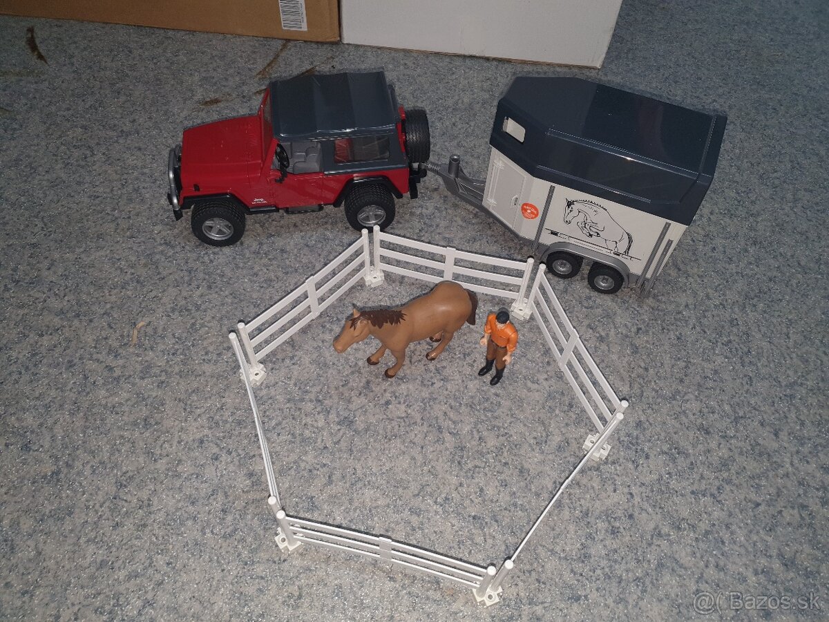 Bruder Jeep s prepravnikom na kone