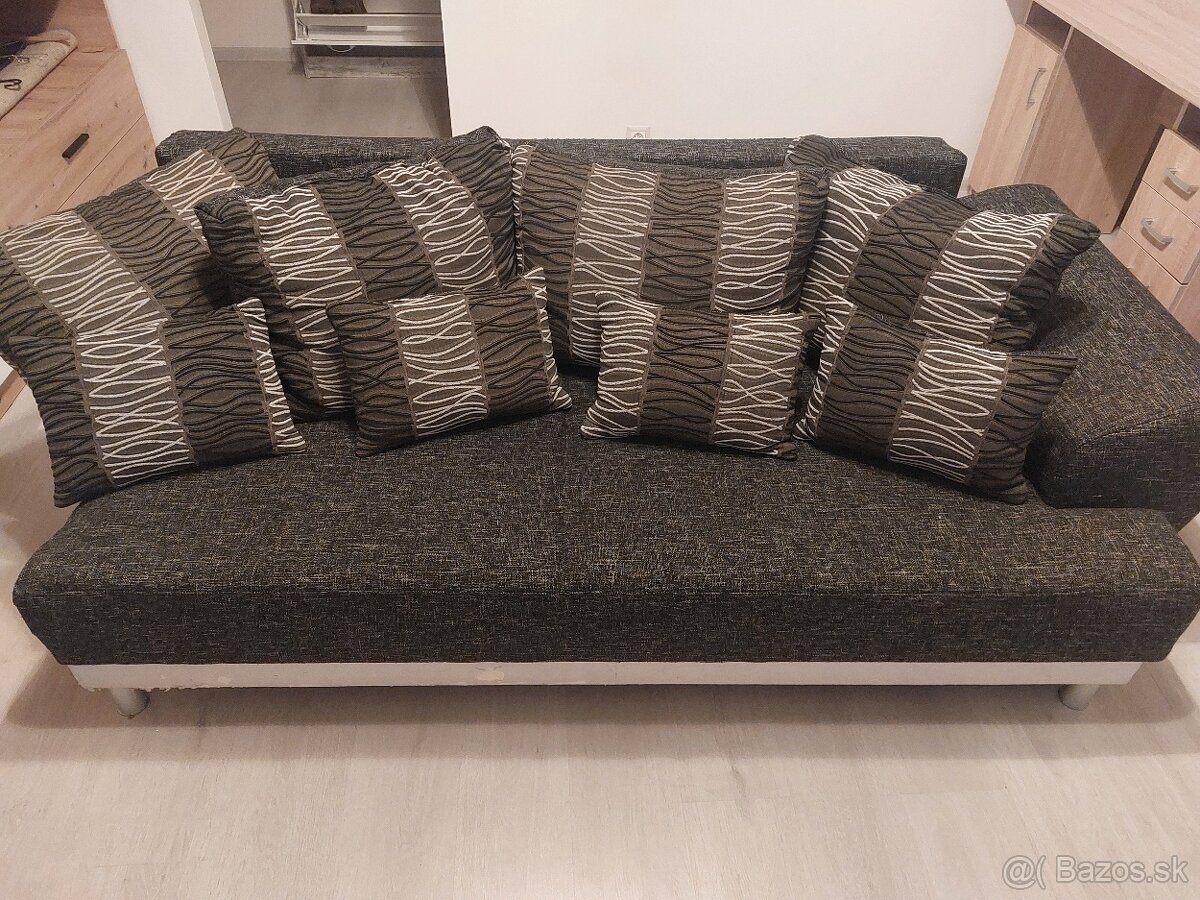 Predám rozkladací gauč s úložným priestorom a vankúšmi