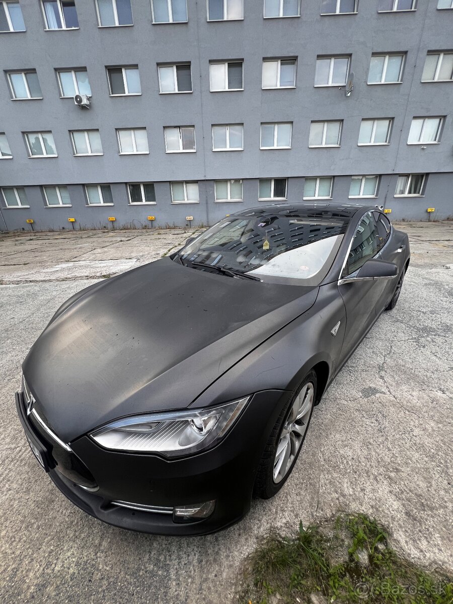 Tesla model S85D