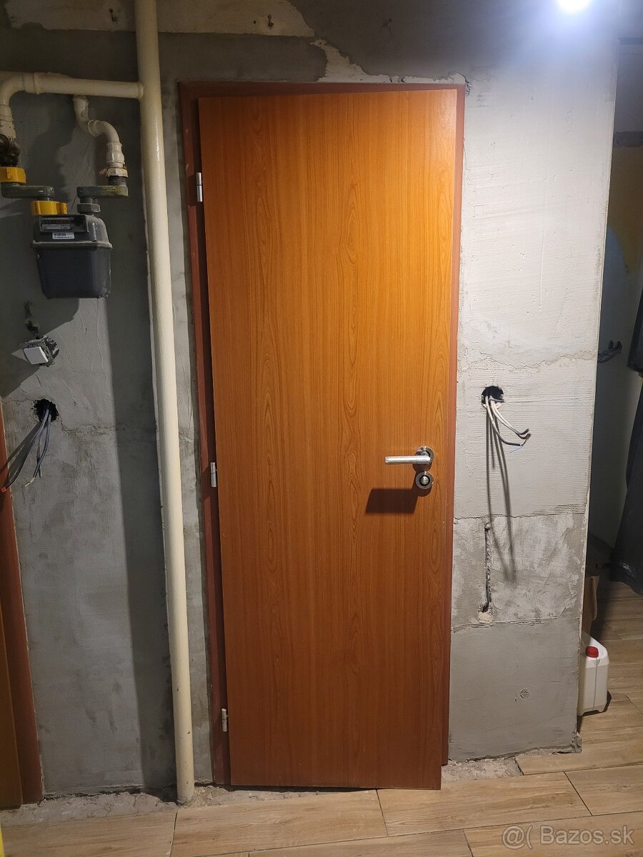 Interierove dvere (60 cm, lave) aj so zarubnami a kluckami