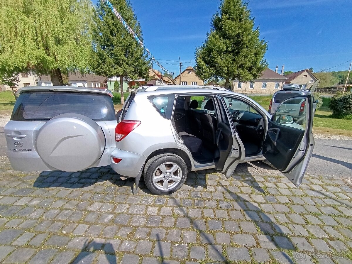 Toyota RAV4 2.2D 4WD 100kW/136PS, 4×4, M6