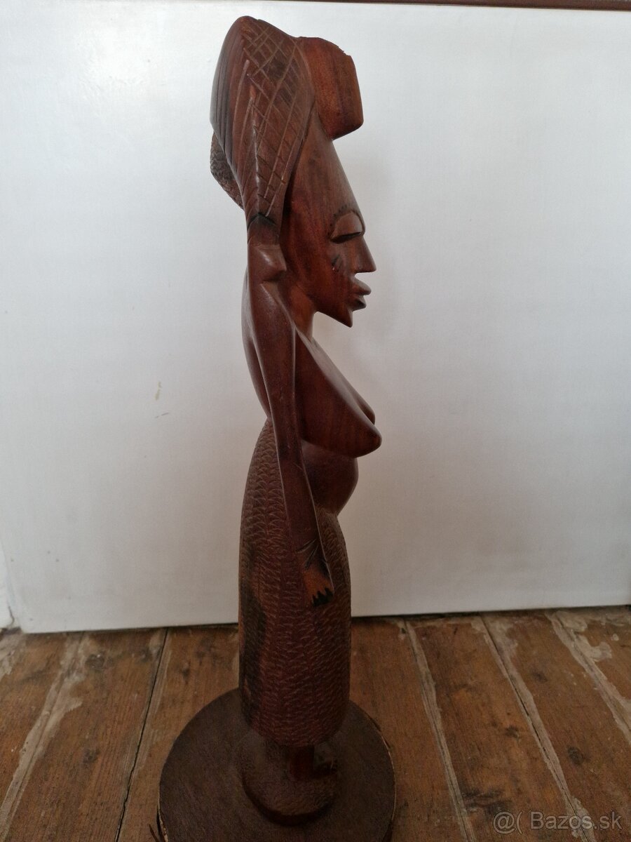 Vyřezávaná africká žena