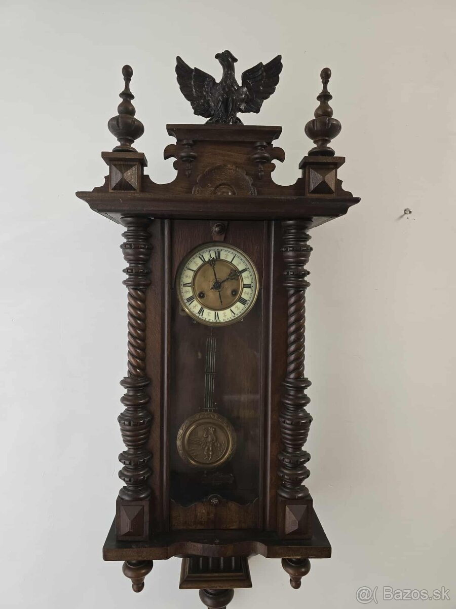 Starozitne nástenné hodiny s melódiou