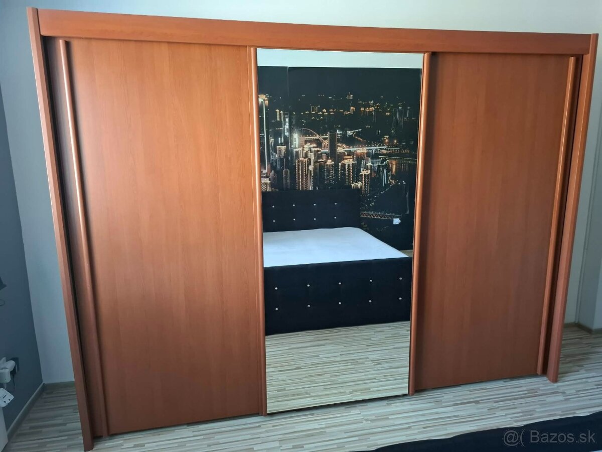 Šatníková skriňa