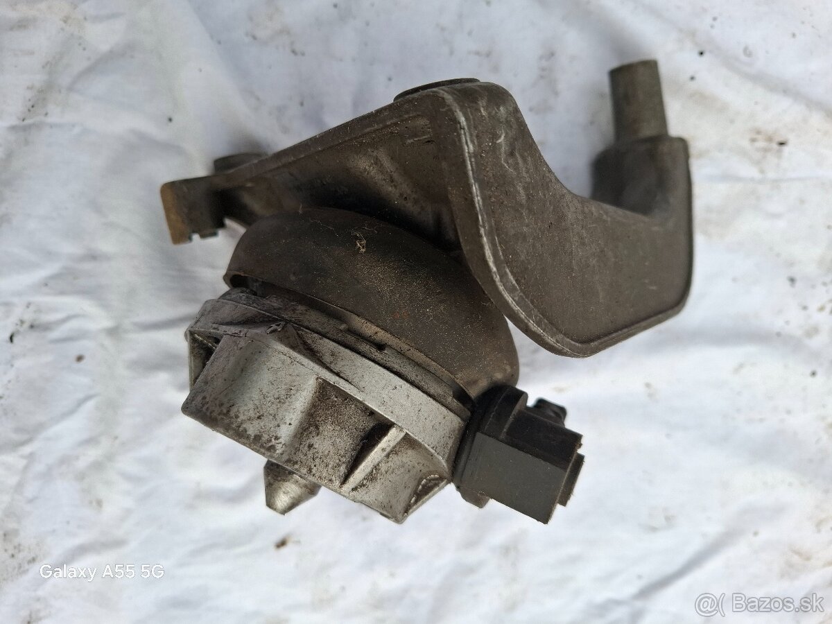 Predám uloženie motora Audi A8d2