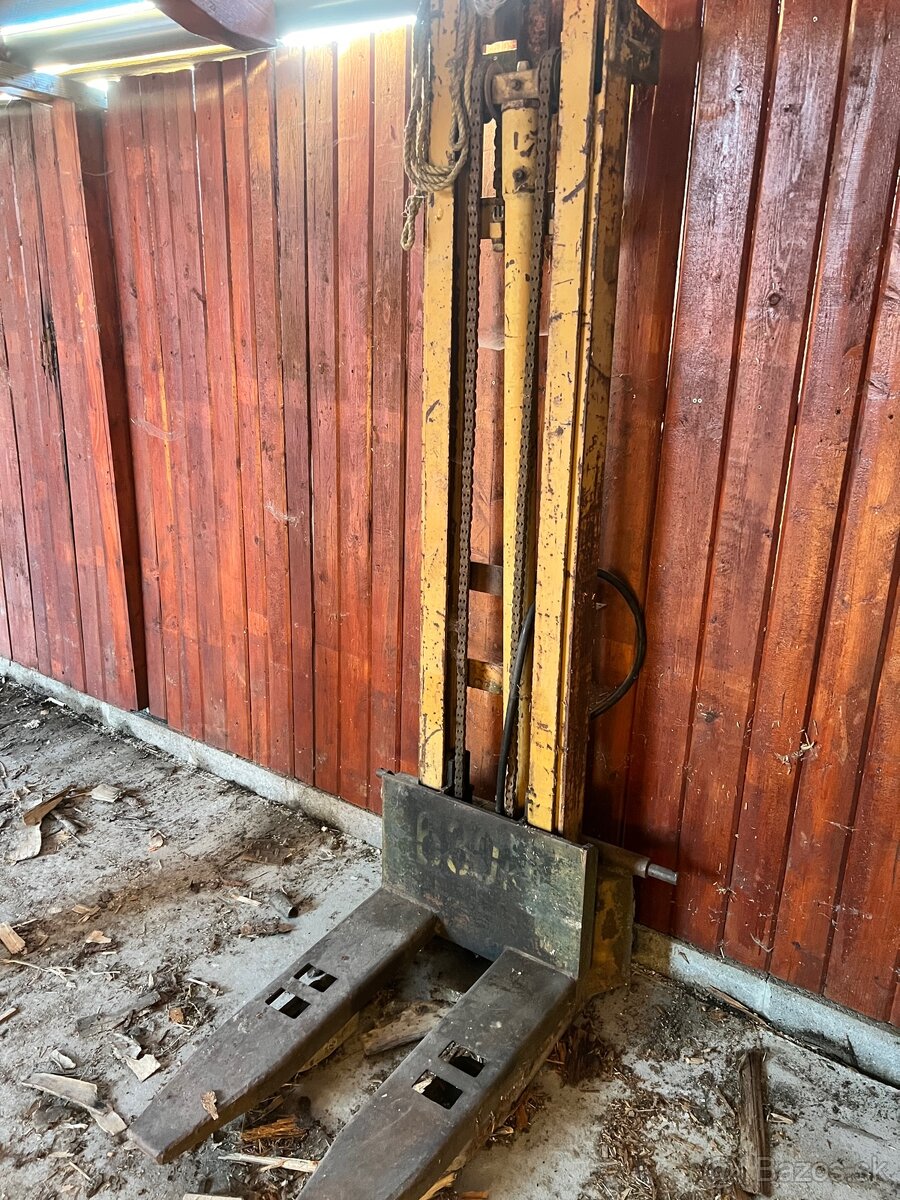 Veža zdviž za traktor