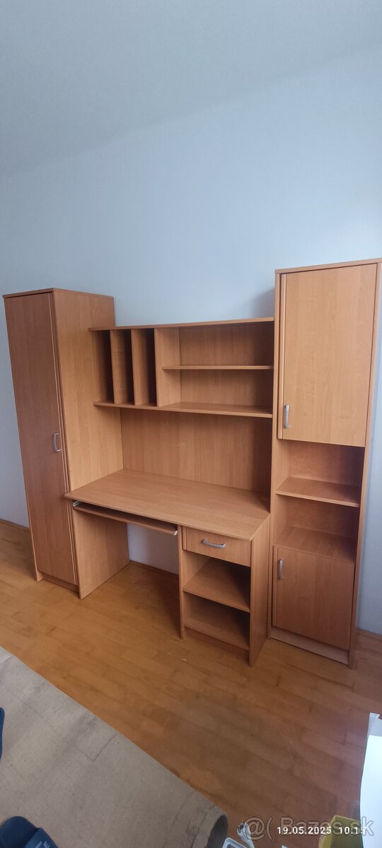 Písací stôl so skrinkou.
