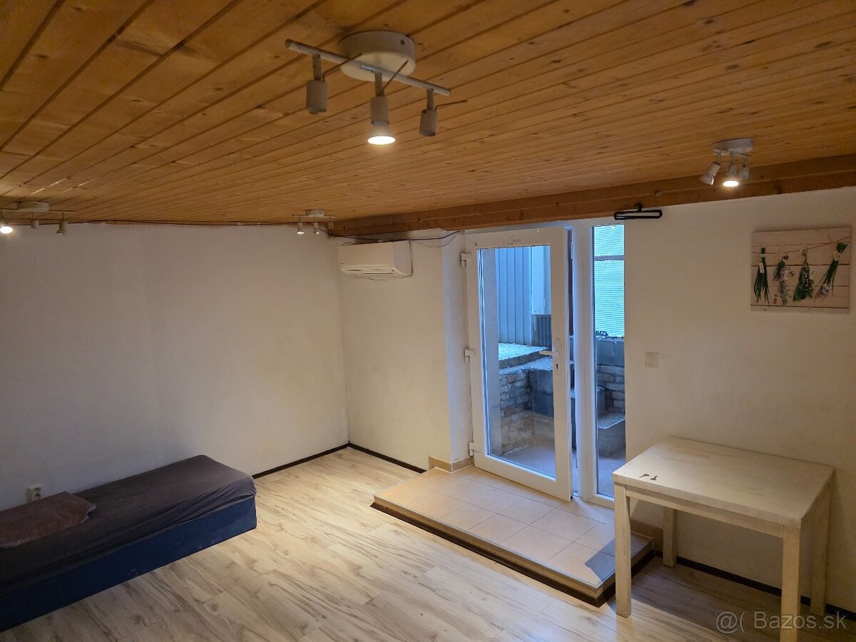 Dvoj izbový byt v dome