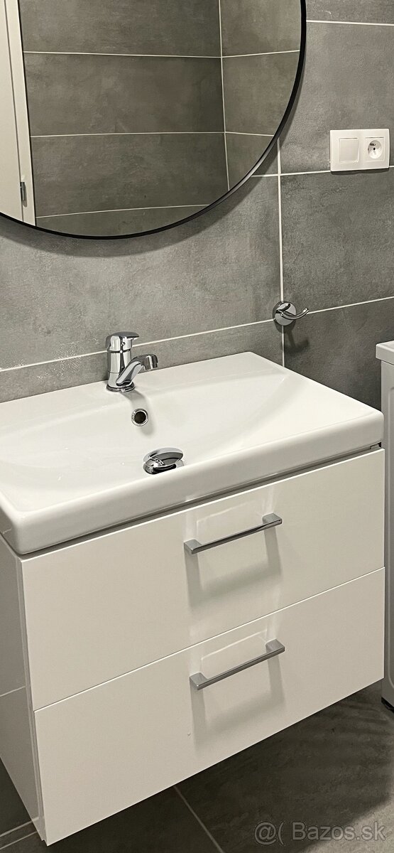 Kúpeľňová skrinka s umývadlom a batériou
