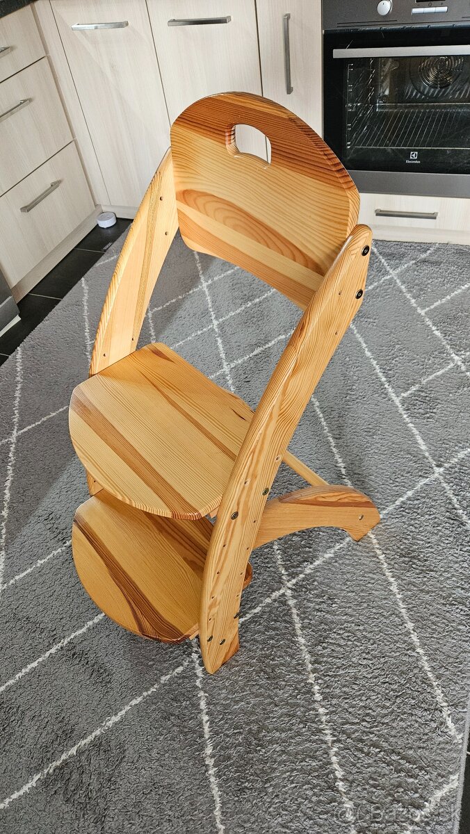 Detska rastuca stolicka z masivu