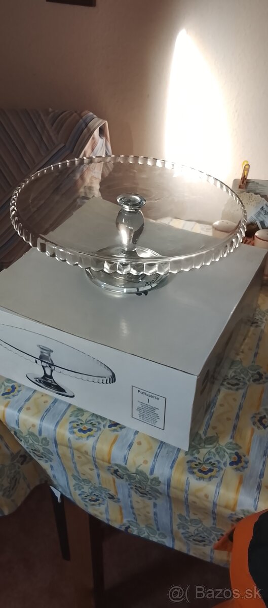 Predám sklenený podnos pod Tortu+Poháriky.