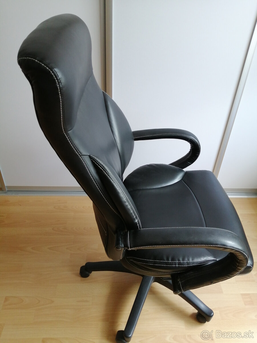 Klasické pohodlné čierne kreslo