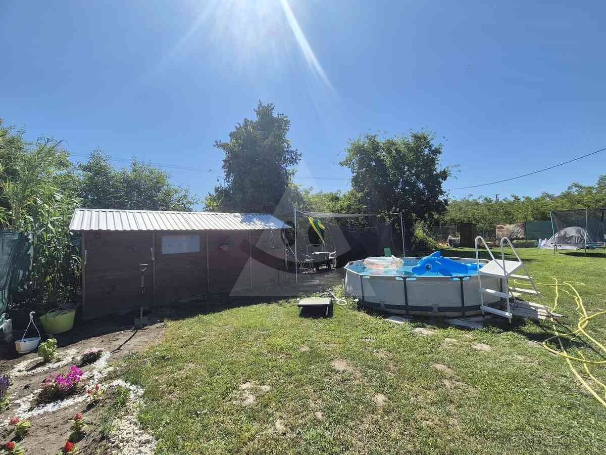 Záhrada s drevenou chatkou v Novej Stráži na predaj