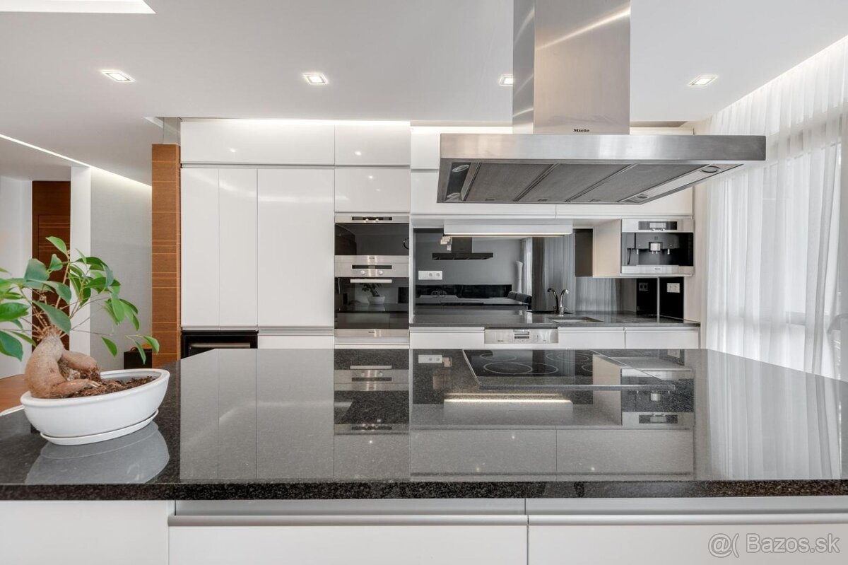 Ponúkame Vám na predaj 4 izb. byt, Ba - m.č.Staré Mesto.