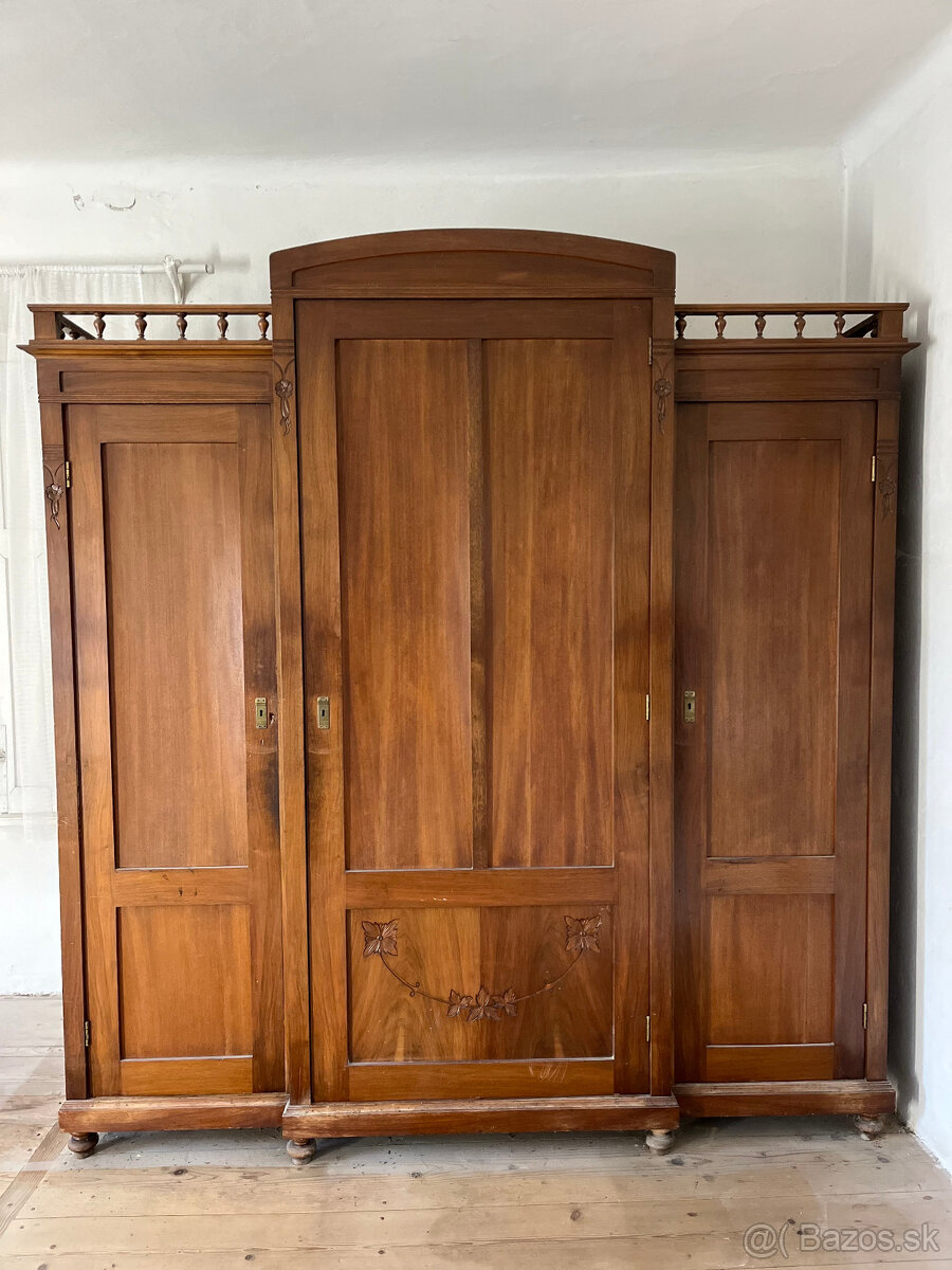 Starožitná skriňa