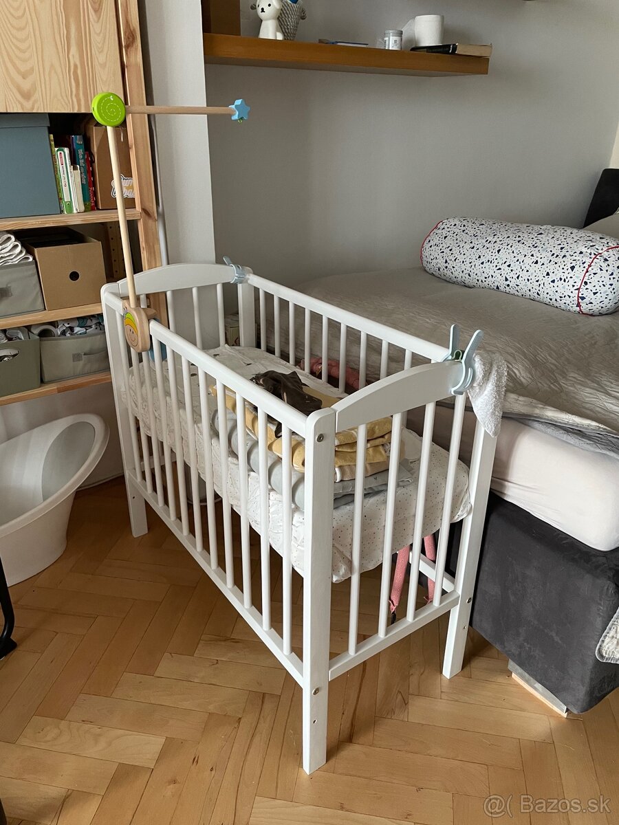 Malá detská drevená postieľka