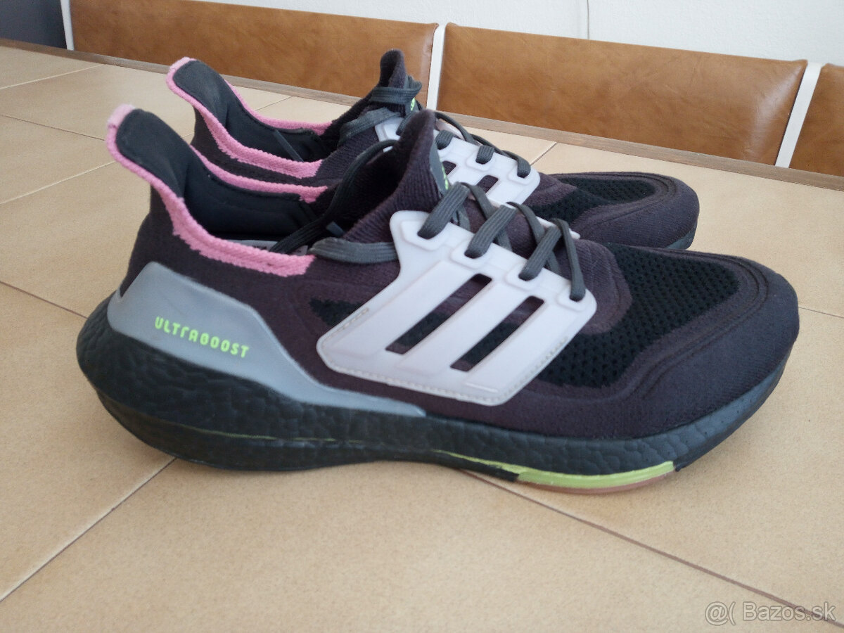 Damske bezecke tenisky ADIDAS Ultraboost.