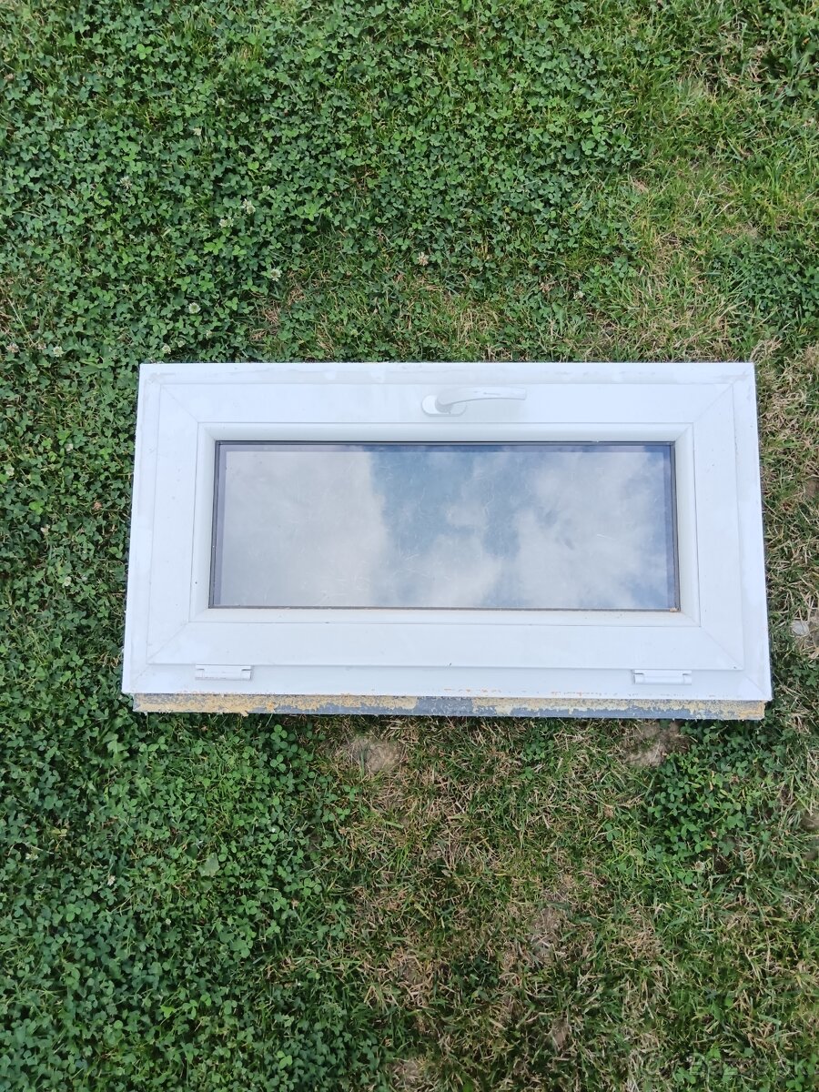 Sklopné plastové okno 880x470