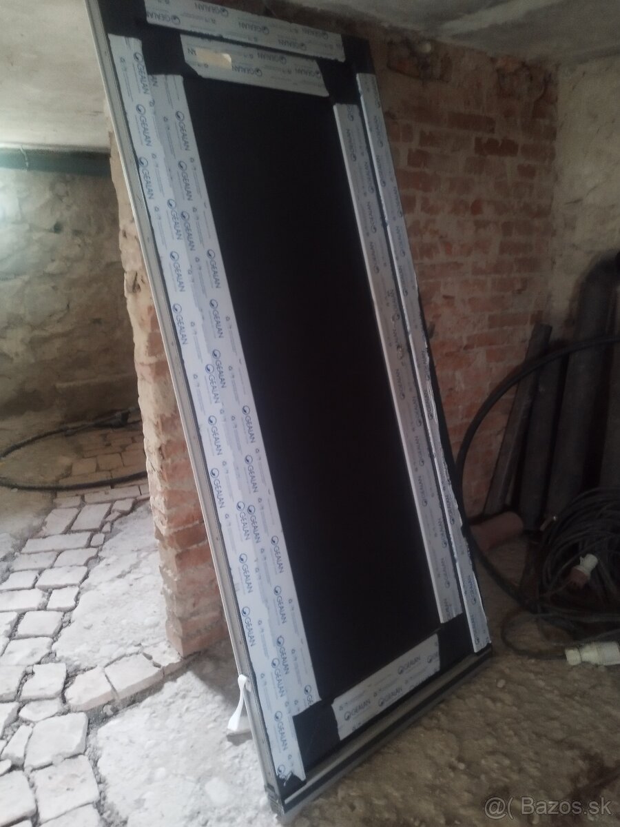 Dvere vchodove prave