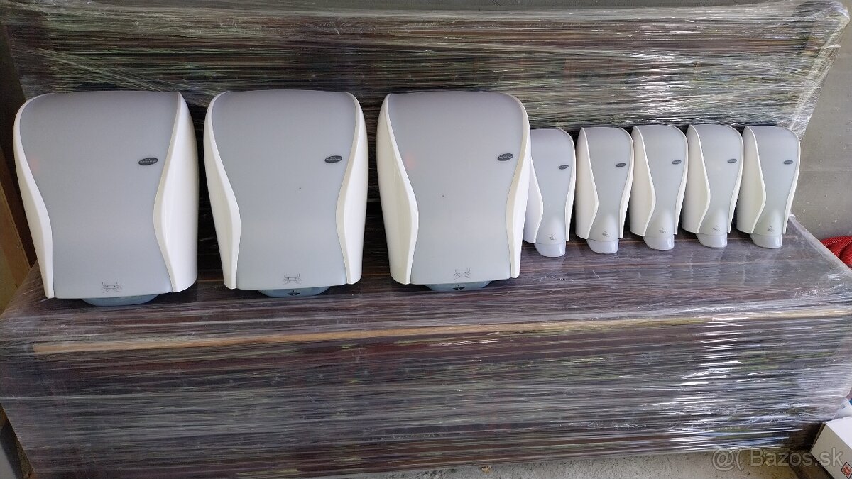 Nástenný dávkovač mydla + držiak na papierové utierky