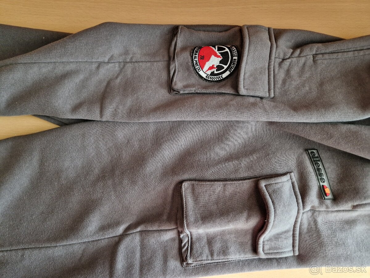 1x teplákové kapsáče veľ. 152/158, 3x nohavice veľ. 140