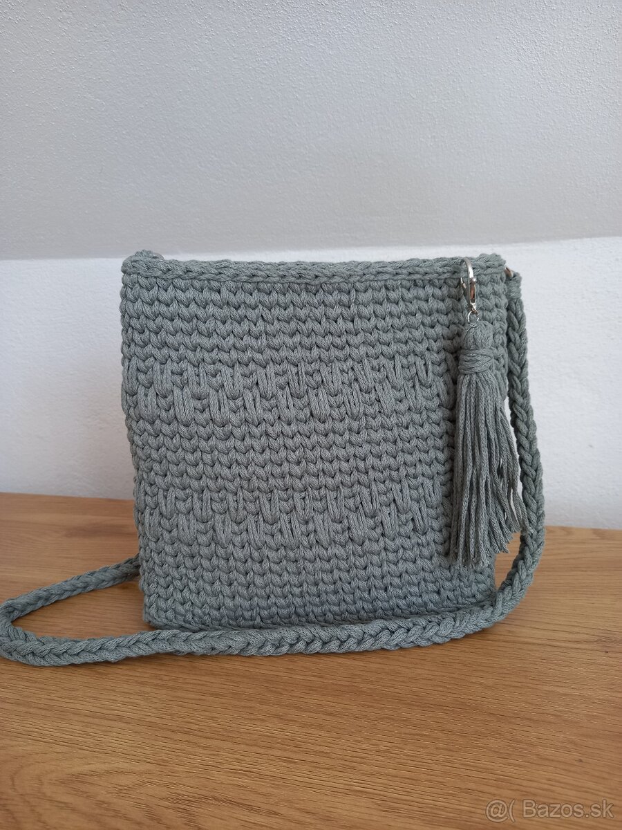 Hackovana kabelka crossbody