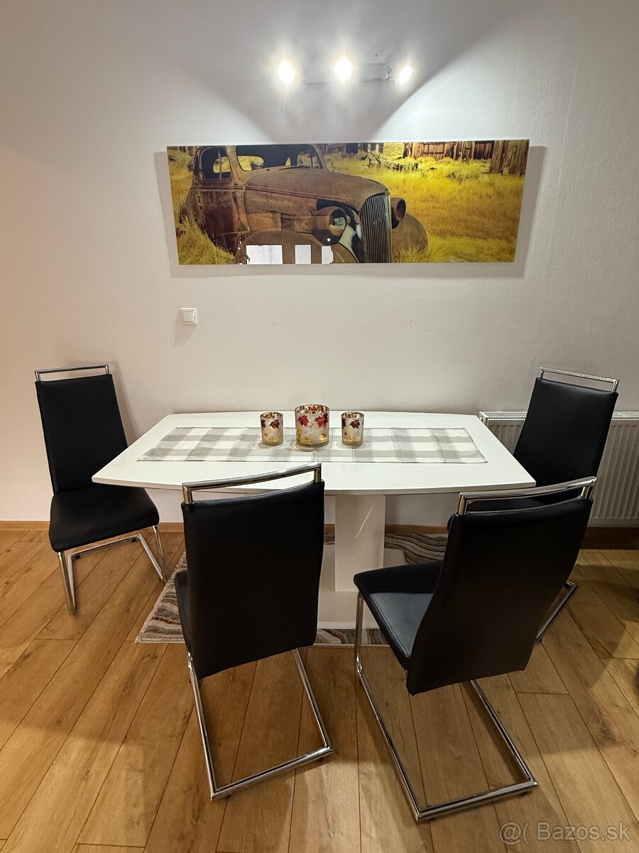 Jedálenský stôl