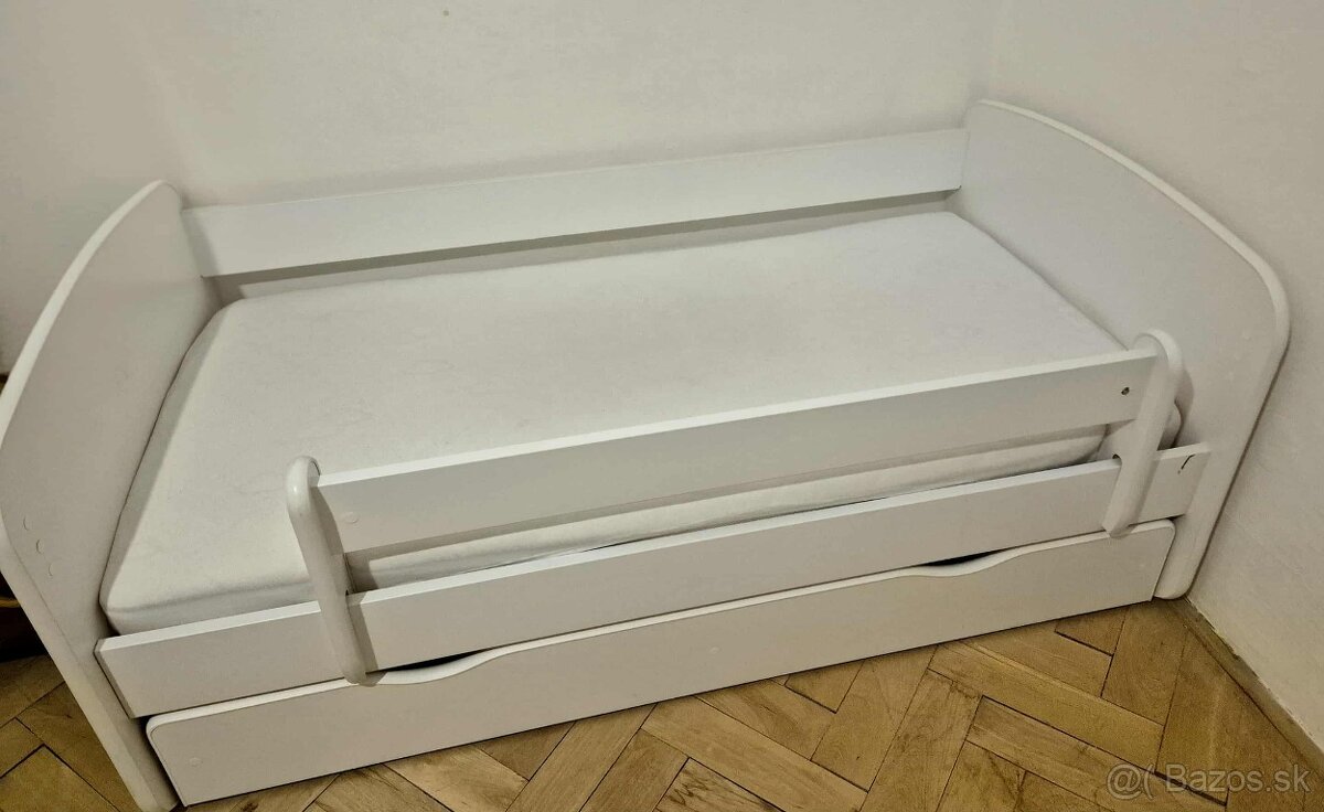 Biela detská posteľ