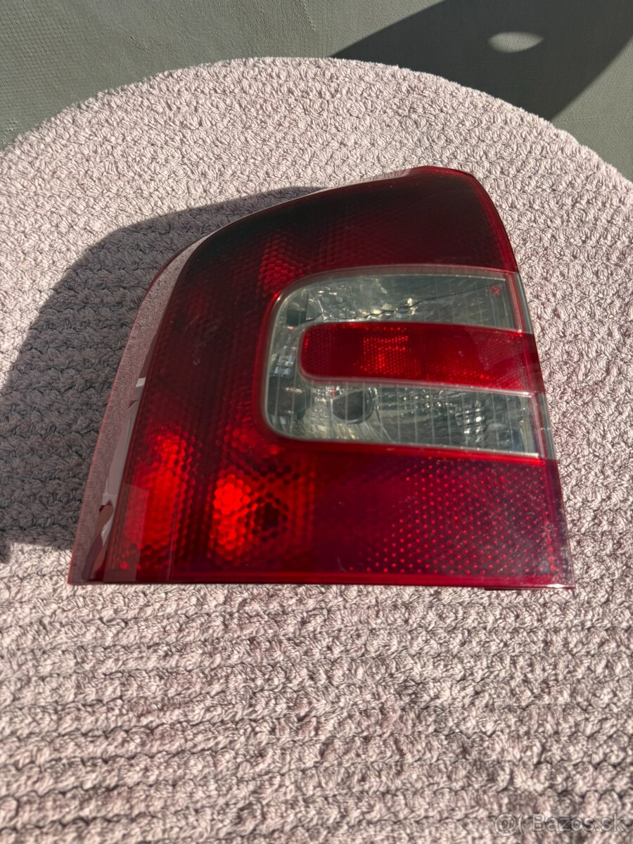 Predám ľavé zadné svetlo na Škoda Octavia 2 Combi