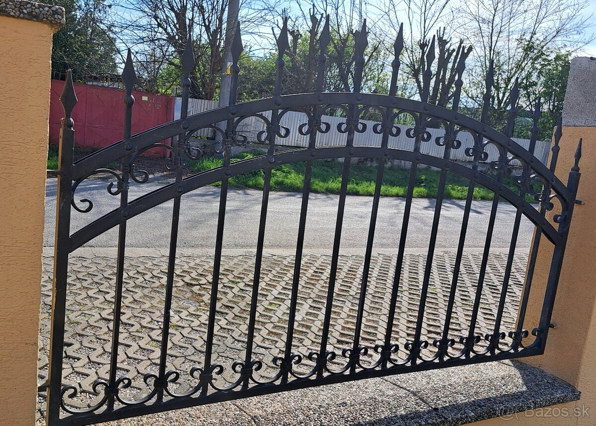 Kovaná brána s plotom