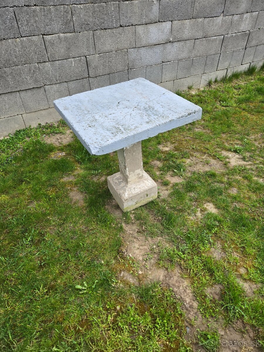 Betonovy stol