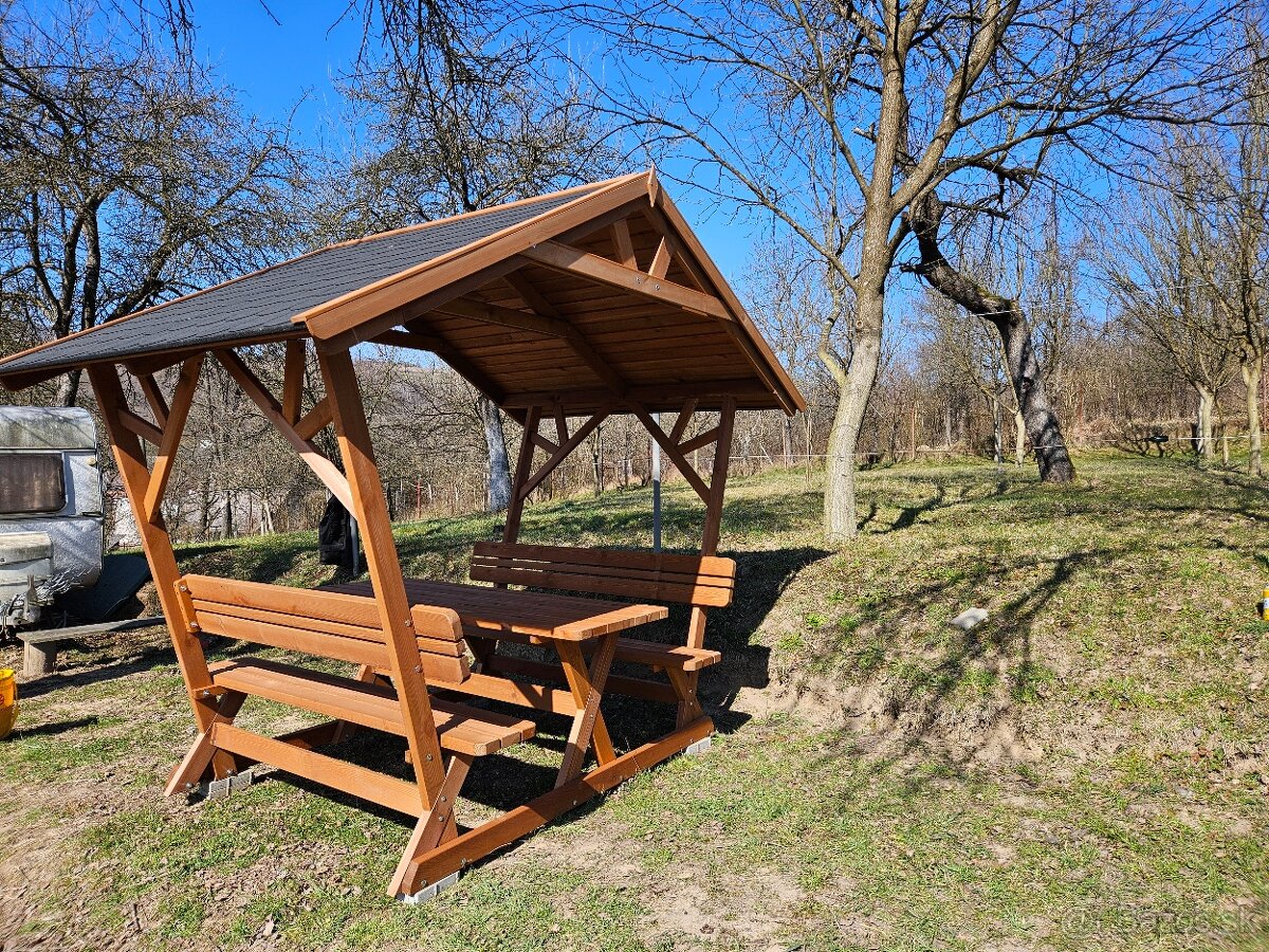 Drevený záhradný altán