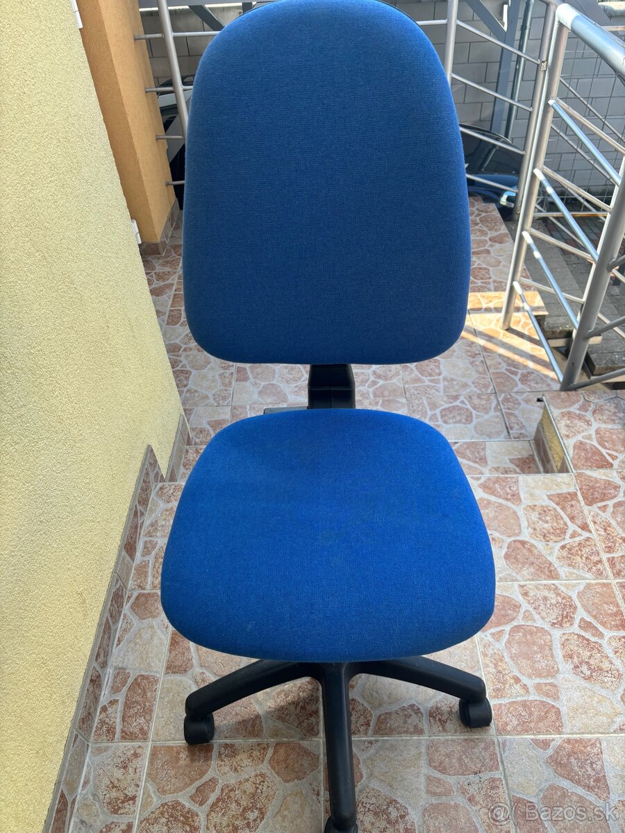 Otacacia stolicka k pisaciemu stolu
