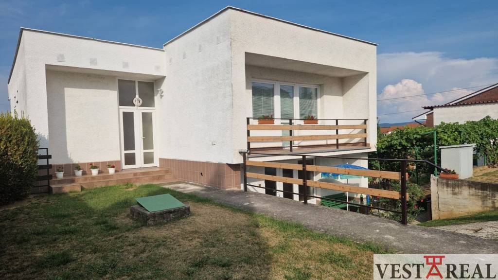 Na predaj veľký rodinný dom s garážou pozemok 838 m2 Veľké K