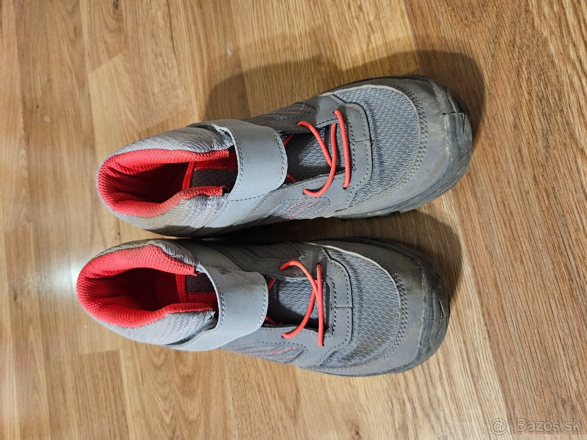 Turisticka dievčenska obuv DECATHLON