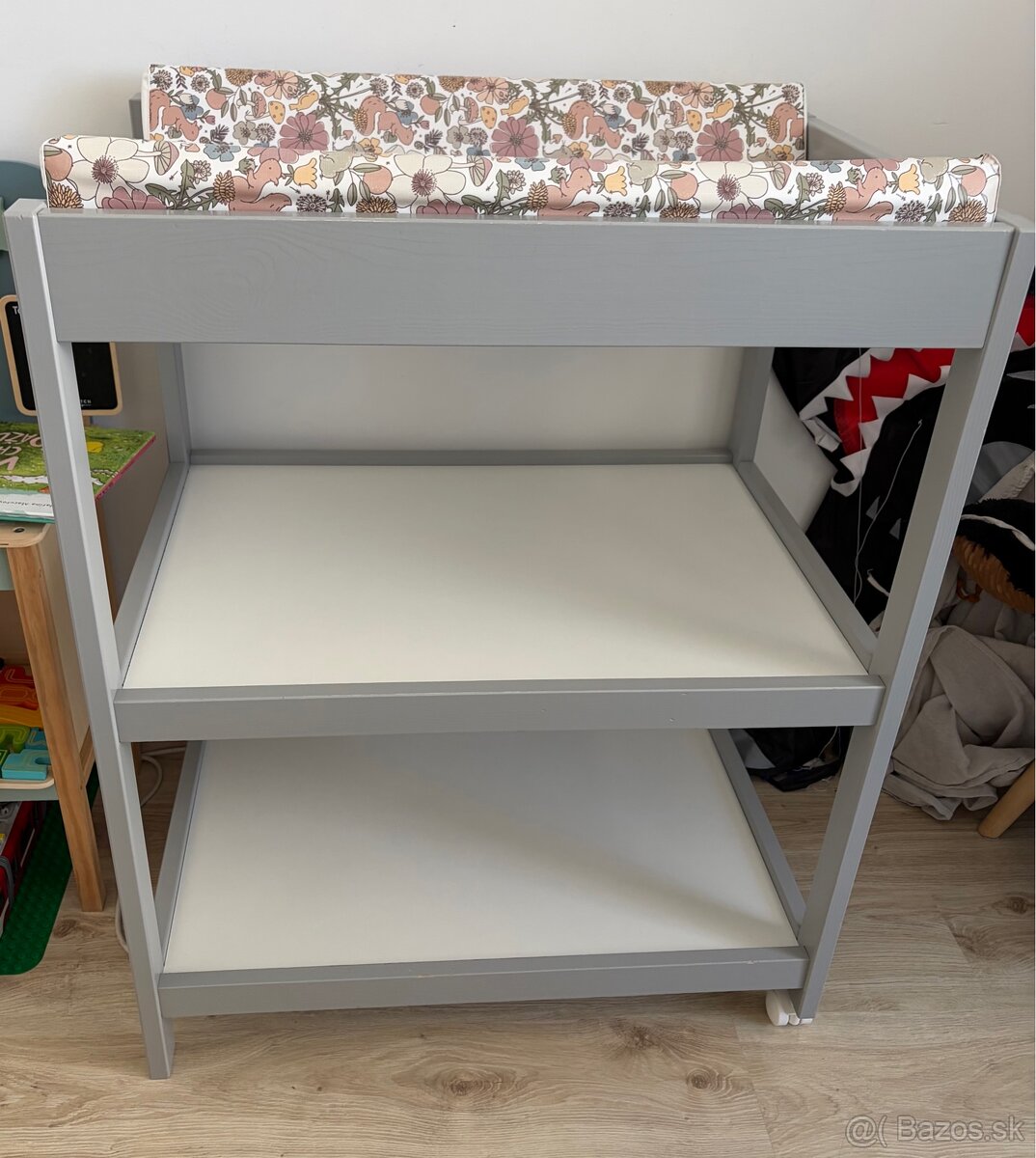 Prebaľovací pult so 2 policami + podložka (NOVÁ)