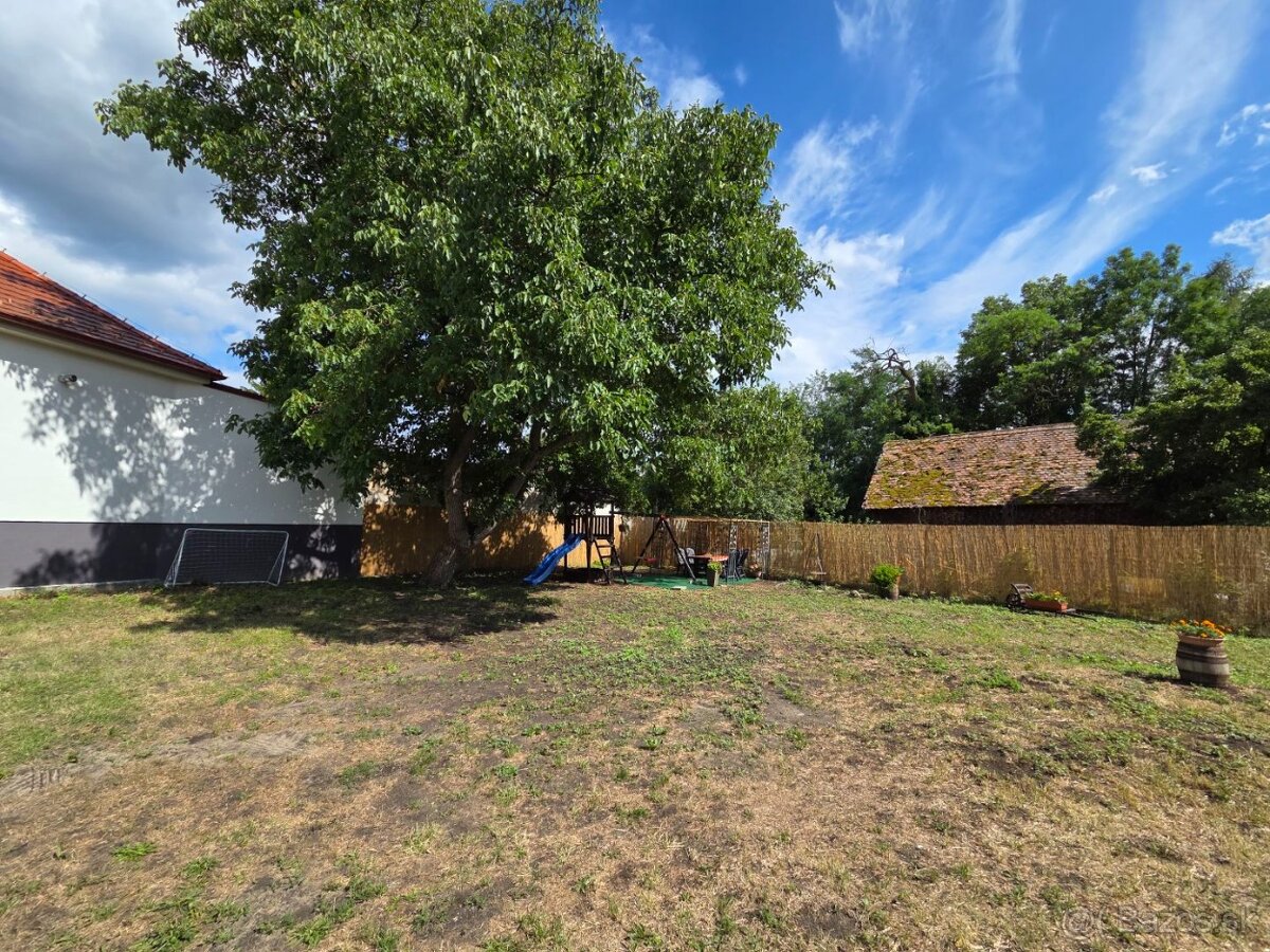 Stavebný pozemok v centre Lozorna s platným stav. povolením