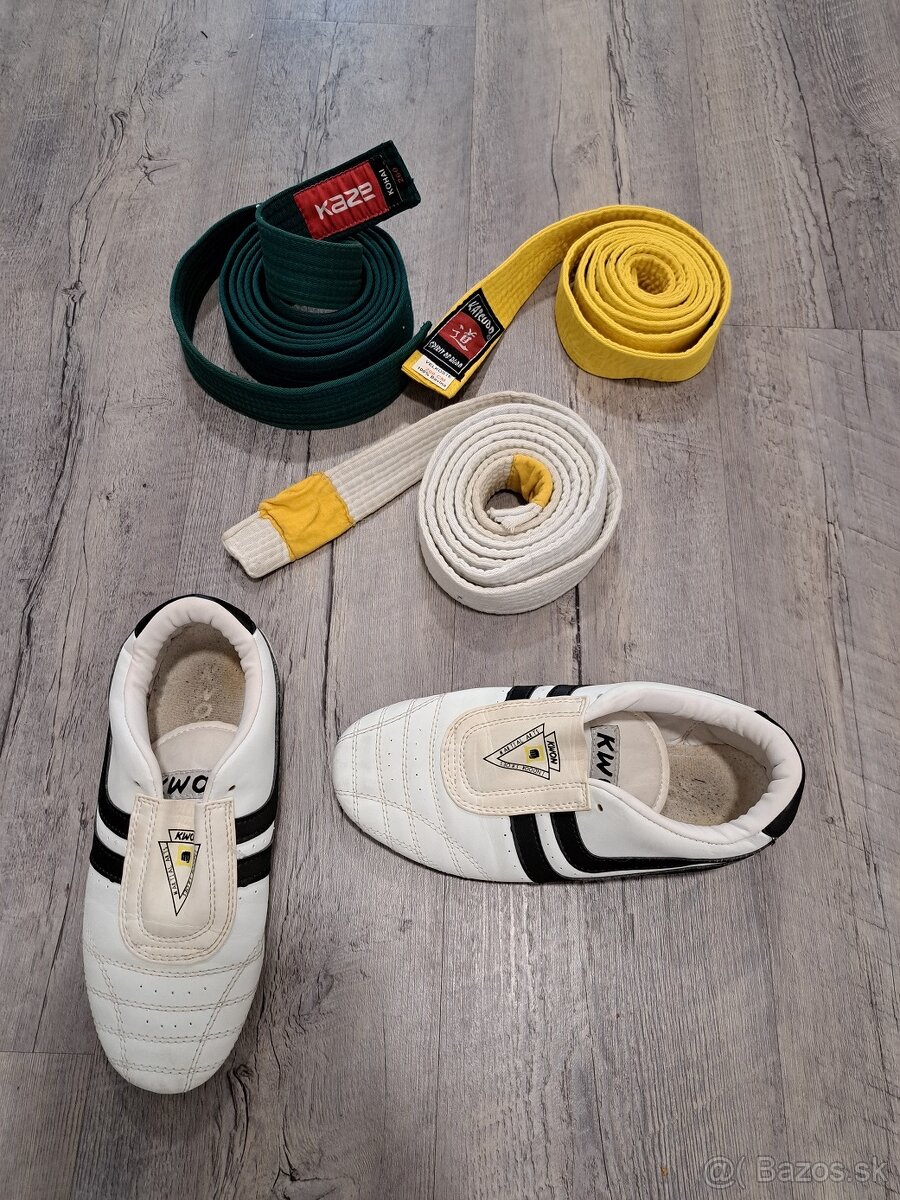 Karate - topánky a opasky.