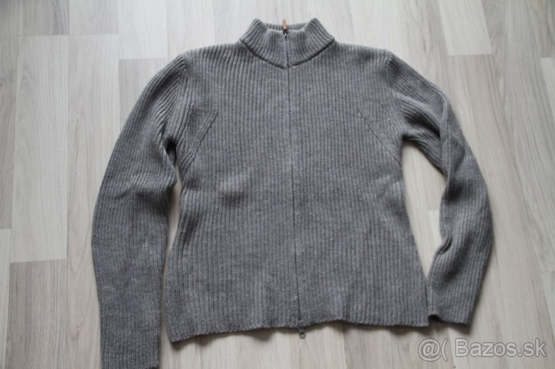 Hrubý sivý sveter na zapínanie