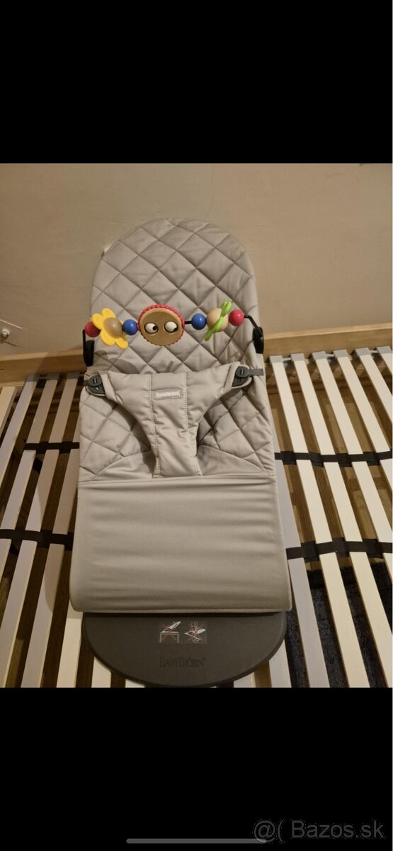 Kresielko babybjorn s hračkou