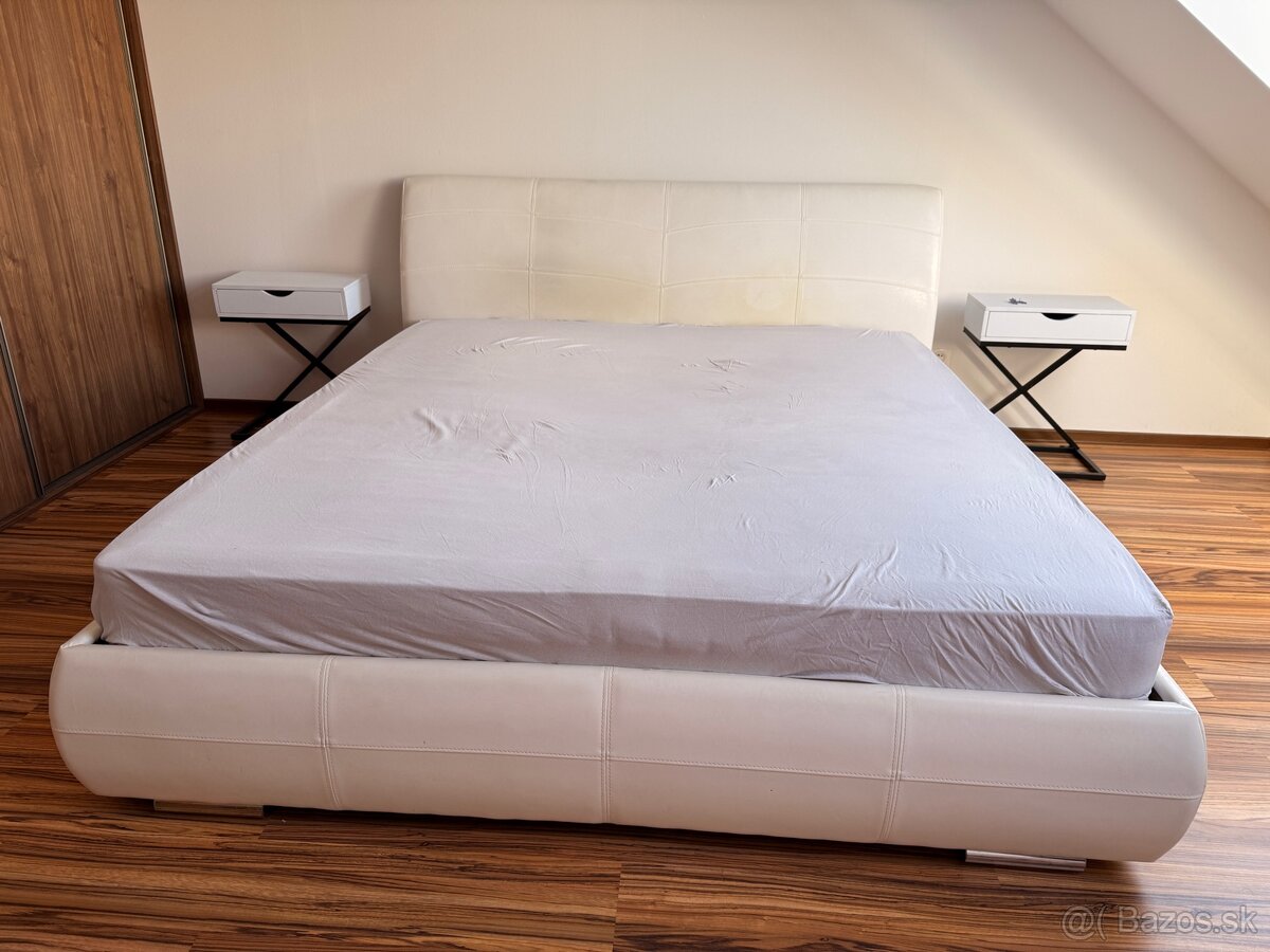 Posteľ s roštom a matracom