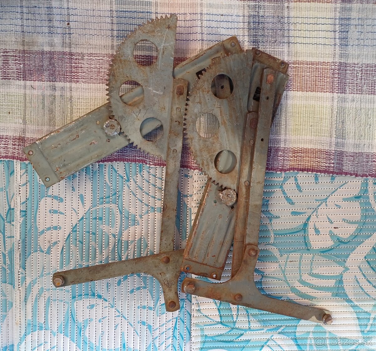 MECHANIZMUS NA SPÚŠŤANIE OKIEN ŠKODA