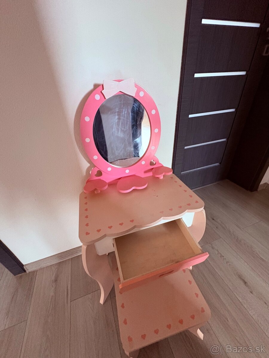Detsky kozmeticky stolik